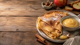 Pfannkuchen mit Apfelmus hausgemacht serviert