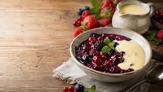 Rote Grütze mit Vanillesauce hausgemacht serviert