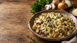 Spätzlepfanne mit Pilzen hausgemacht serviert