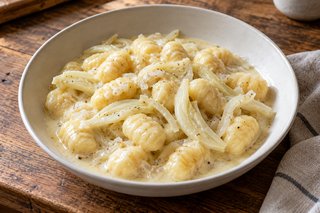 Gnocchi chiari con finocchi morbidi in una salsa lucida alla panna senza guarnizioni