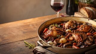 Coq au Vin mit Hähnchen in Rotweinsauce, Champignons, Speck und Perlzwiebeln