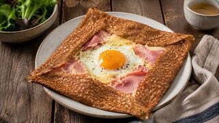 Gefaltete Galette complète aus Buchweizen mit Spiegelei, Schinken und geschmolzenem Käse