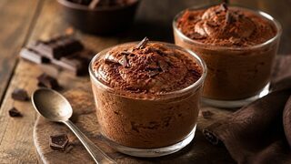 Luftige Mousse au chocolat aus dunkler Schokolade in kleinen Dessertgläsern