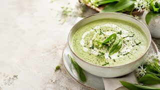 Bärlauch-Cremesuppe als frisches Frühlingsgericht mit saisonalem Gemüse und Kräutern