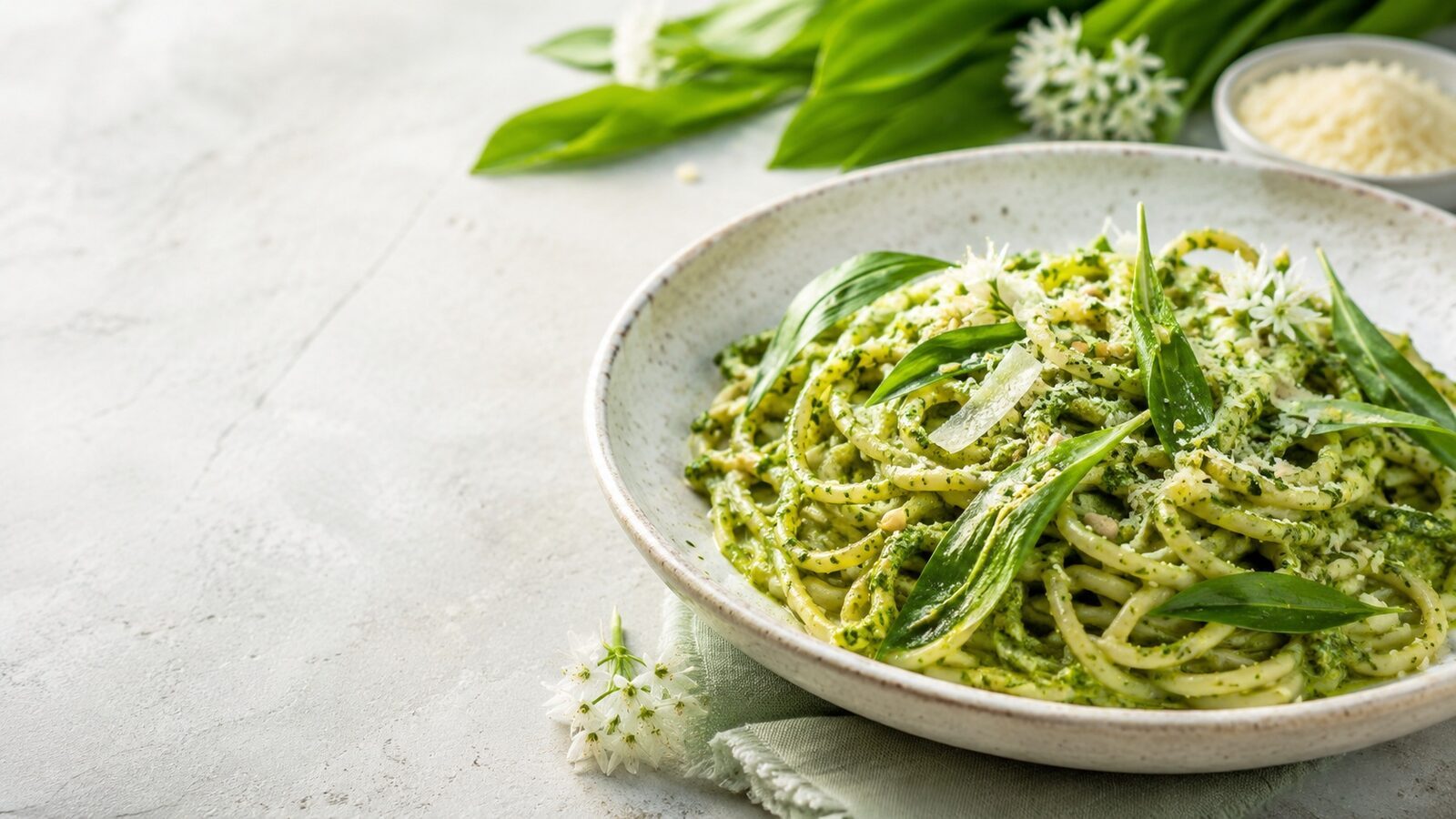 Bärlauch-Pesto-Pasta als frisches Frühlingsgericht mit saisonalem Gemüse und Kräutern