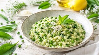 Cremiges Bärlauch-Risotto mit Erbsen, Parmesan und frischen Kräutern