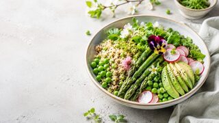 Frühlingsbowl mit Quinoa als frisches Frühlingsgericht mit saisonalem Gemüse und Kräutern