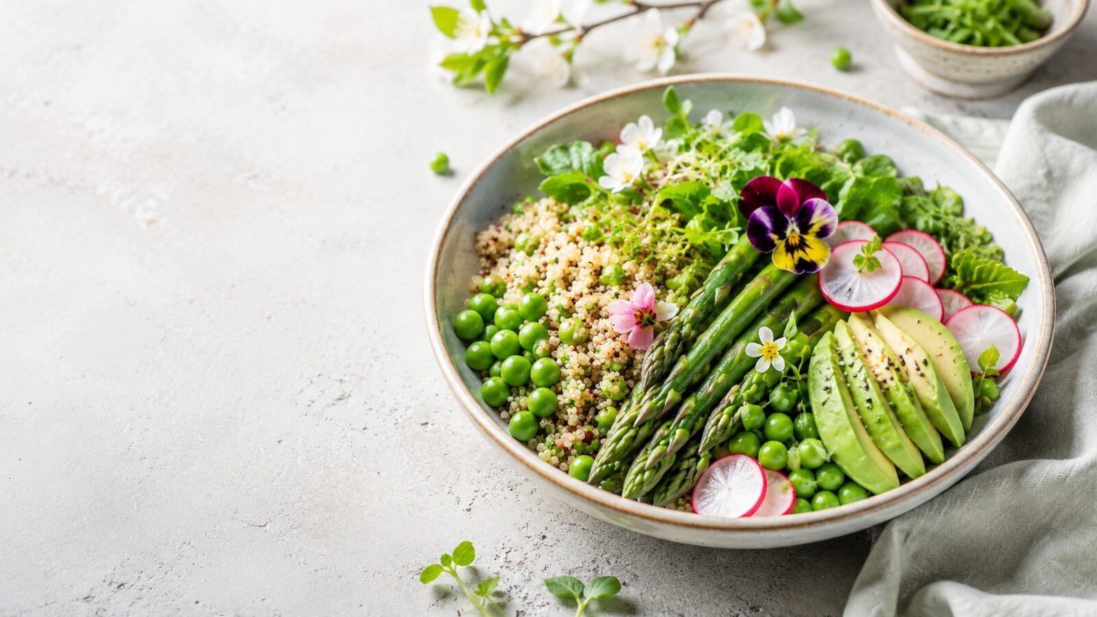 Frühlingsbowl mit Quinoa als frisches Frühlingsgericht mit saisonalem Gemüse und Kräutern