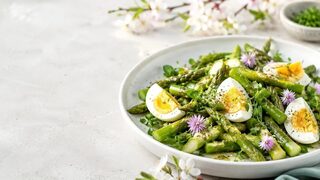 Grüner Spargelsalat mit Ei als frisches Frühlingsgericht mit saisonalem Gemüse und Kräutern