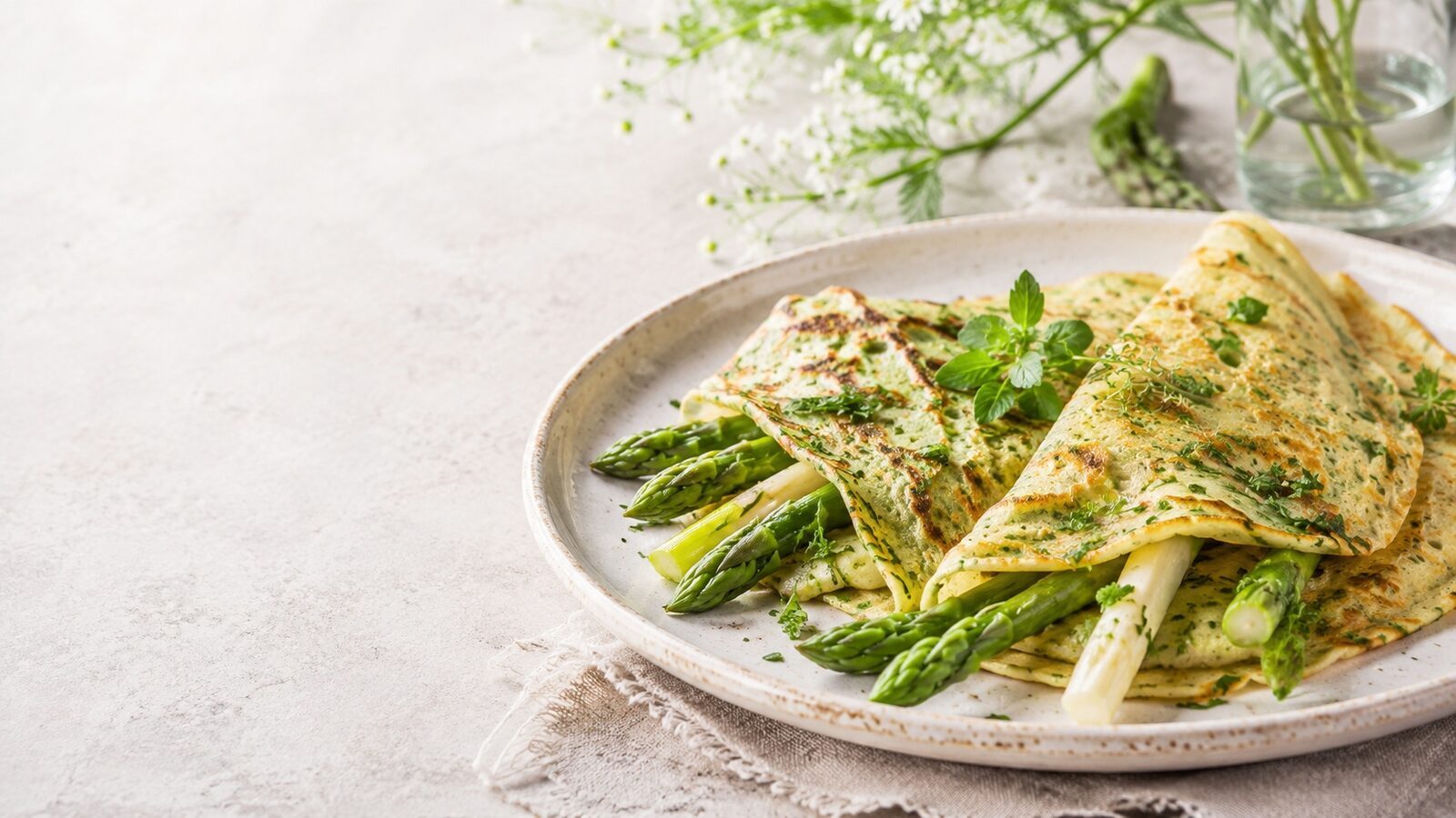Kräuterpfannkuchen mit Spargel als frisches Frühlingsgericht mit saisonalem Gemüse und Kräutern