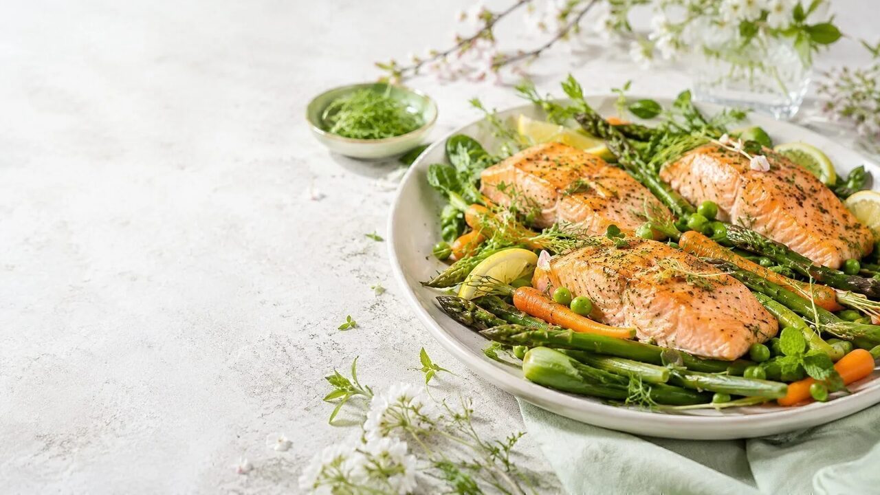 Ofenlachs mit Frühlingsgemüse als frisches Frühlingsgericht mit saisonalem Gemüse und Kräutern