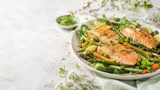 Ofenlachs mit Frühlingsgemüse als frisches Frühlingsgericht mit saisonalem Gemüse und Kräutern
