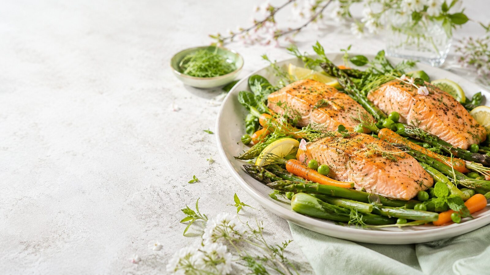 Ofenlachs mit Frühlingsgemüse als frisches Frühlingsgericht mit saisonalem Gemüse und Kräutern