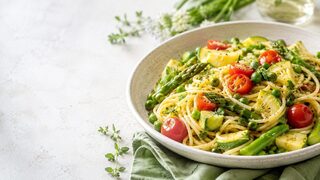 Pasta Primavera als frisches Frühlingsgericht mit saisonalem Gemüse und Kräutern