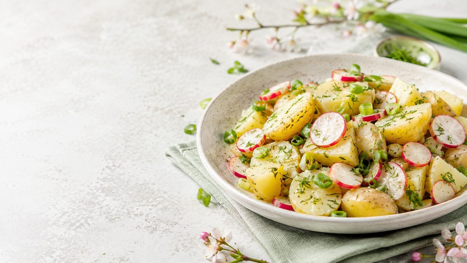 Radieschen-Kartoffel-Salat als frisches Frühlingsgericht mit saisonalem Gemüse und Kräutern