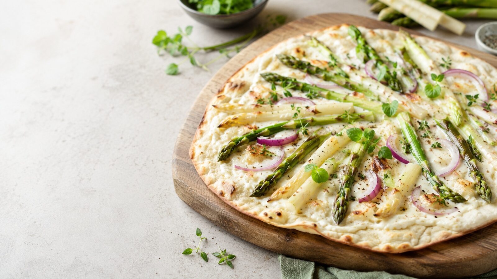 Spargel-Flammkuchen als frisches Frühlingsgericht mit saisonalem Gemüse und Kräutern