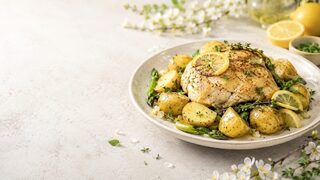 Zitronen-Hähnchen mit jungen Kartoffeln als frisches Frühlingsgericht mit saisonalem Gemüse und Kräutern