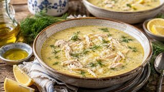 Cremige Avgolemono-Hühnersuppe mit Reis, gezupftem Hühnerfleisch, Zitrone und Dill