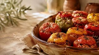 Gemista mit gefüllten Tomaten, Paprika, Reis, Kräutern und Ofenkartoffeln