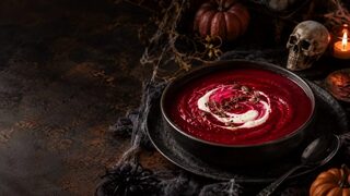 Blutrote Rote-Bete-Suppe als kreatives Halloweenrezept für Partybuffet, Familienabend und gruselige Snacks