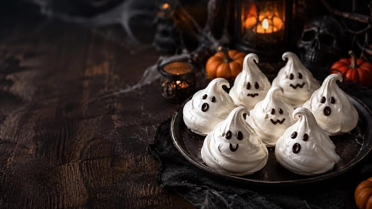 Gespenster-Baiser als kreatives Halloweenrezept für Partybuffet, Familienabend und gruselige Snacks