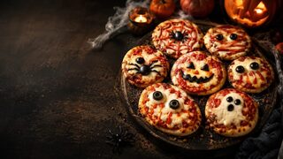 Gruselige Fingerfood-Pizza als kreatives Halloweenrezept für Partybuffet, Familienabend und gruselige Snacks