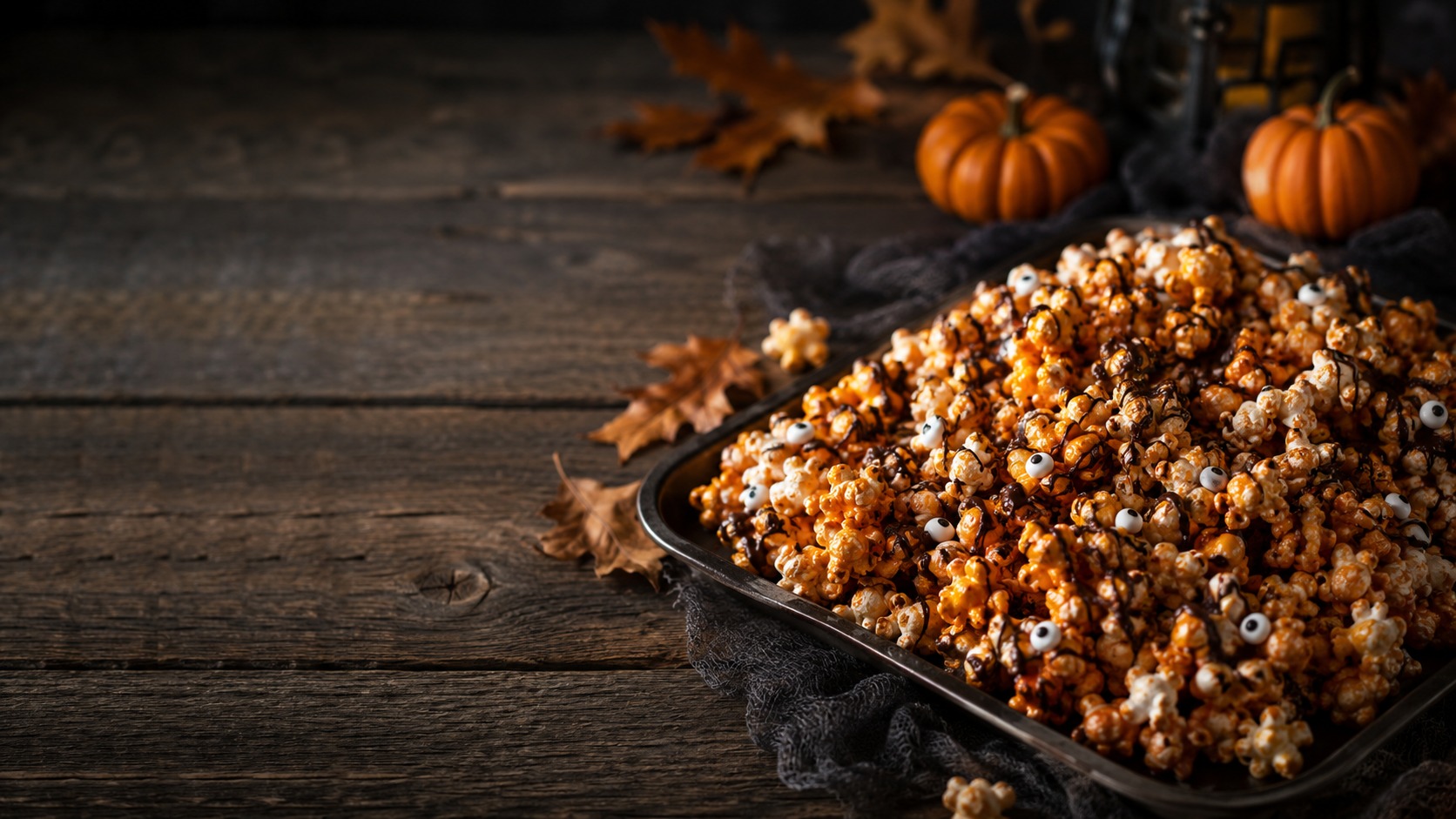 Hexenbesen-Snacks mit Käse als kreatives Halloweenrezept für Partybuffet, Familienabend und gruselige Snacks