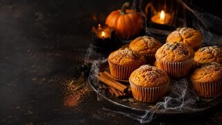 Kürbis-Muffins mit Zimt als kreatives Halloweenrezept für Partybuffet, Familienabend und gruselige Snacks