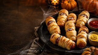 Mumien-Würstchen im Blätterteig als kreatives Halloweenrezept für Partybuffet, Familienabend und gruselige Snacks