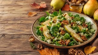 Birnen-Walnuss-Salat als wärmendes Herbstrezept mit saisonalen Zutaten und kräftigen Aromen