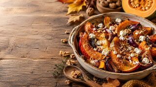 Ofenkürbis mit Feta und Honig als wärmendes Herbstrezept mit saisonalen Zutaten und kräftigen Aromen