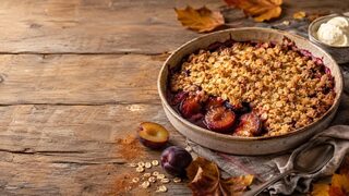 Pflaumen-Crumble mit Haferstreuseln als wärmendes Herbstrezept mit saisonalen Zutaten und kräftigen Aromen