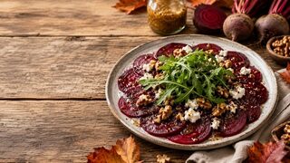 Rote-Bete-Carpaccio mit Ziegenkäse als wärmendes Herbstrezept mit saisonalen Zutaten und kräftigen Aromen