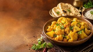 Aloo Gobi mit Kartoffeln, Blumenkohl, Kurkuma, Tomaten und Koriander