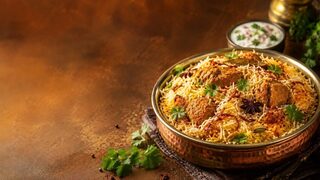 Biryani mit Basmatireis, Hähnchen, Röstzwiebeln, Safran, Minze und Koriander