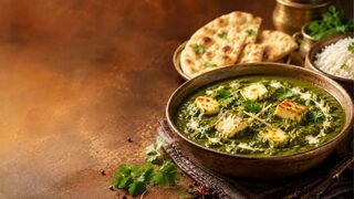 Palak Paneer mit grüner Spinatsauce, gebratenem Paneer und Gewürzen