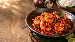 Sambal Udang mit Garnelen in roter Chili-Sauce, Limette und Reis
