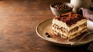 Tiramisu mit Mascarponecreme, Espresso, Löffelbiskuits und Kakao