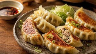 Japanische Gyoza mit knuspriger Unterseite, Schweinefleisch-Kohl-Füllung und würziger Dip-Sauce