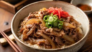 Gyudon mit dünnem Rindfleisch, Zwiebeln, Reis, Frühlingszwiebeln und eingelegtem Ingwer