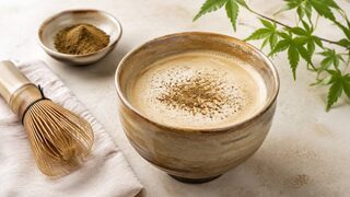 Latte au hojicha crémeux dans une tasse en céramique avec une mousse de lait fine