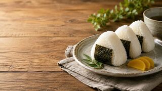 Onigiri Reisbällchen mit Nori, Sesam und verschiedenen Füllungen