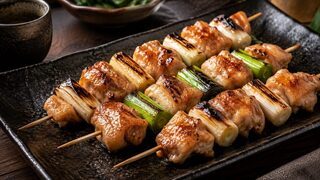 Glänzende Yakitori Negima mit gegrilltem Hähnchen, Lauch, Tare und Shichimi Togarashi
