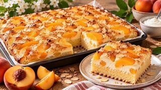 Pfirsich-Joghurt-Blechkuchen mit goldenen Pfirsichspalten, Puderzucker und feinem Zitronenabrieb