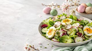 Frühlingssalat mit Radieschen und Ei als liebevoll angerichtetes Osternrezept für Brunch, Feiertage und Familienessen