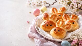 Osterhasen-Brötchen als liebevoll angerichtetes Osternrezept für Brunch, Feiertage und Familienessen