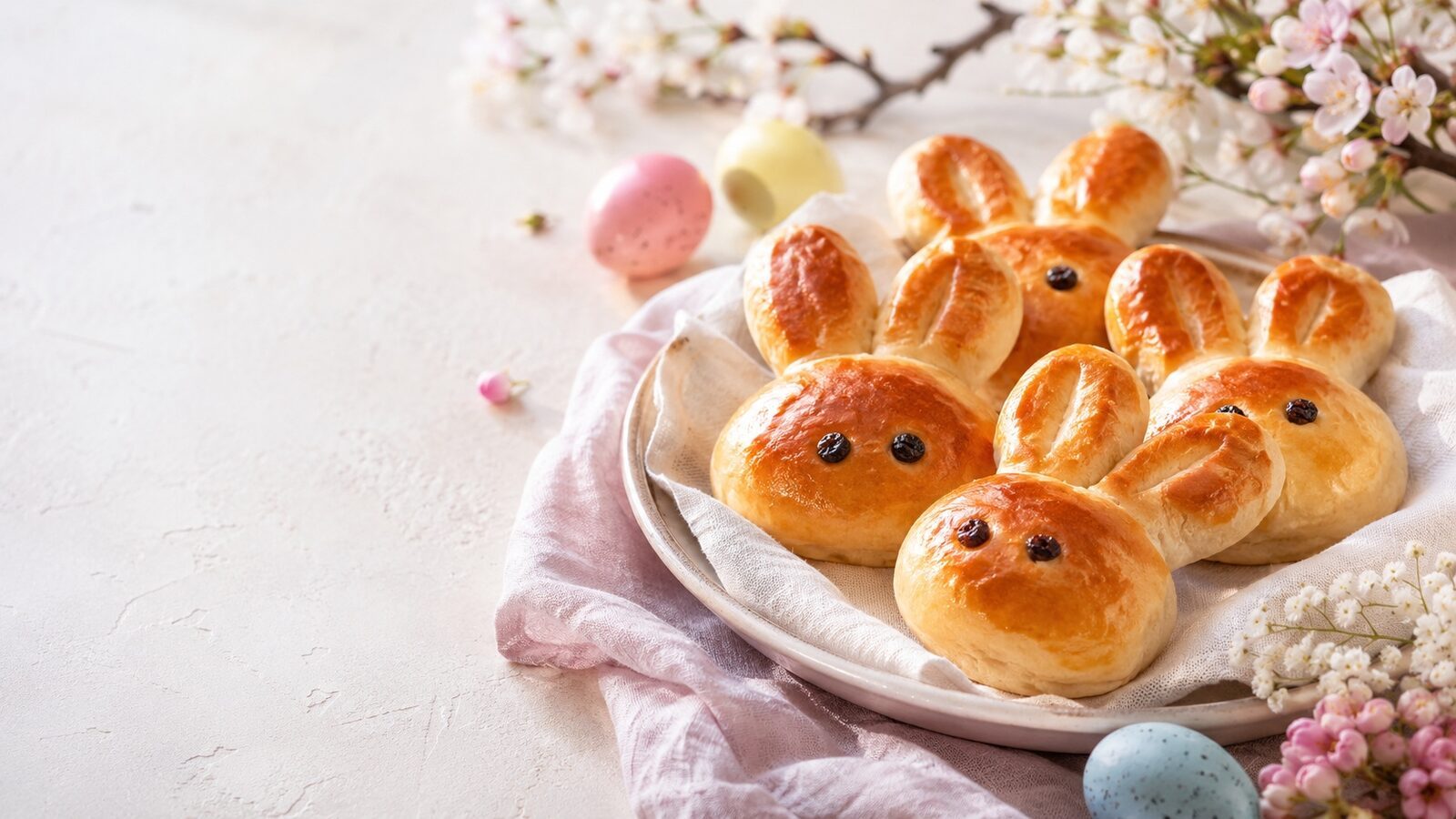 Osterhasen-Brötchen als liebevoll angerichtetes Osternrezept für Brunch, Feiertage und Familienessen