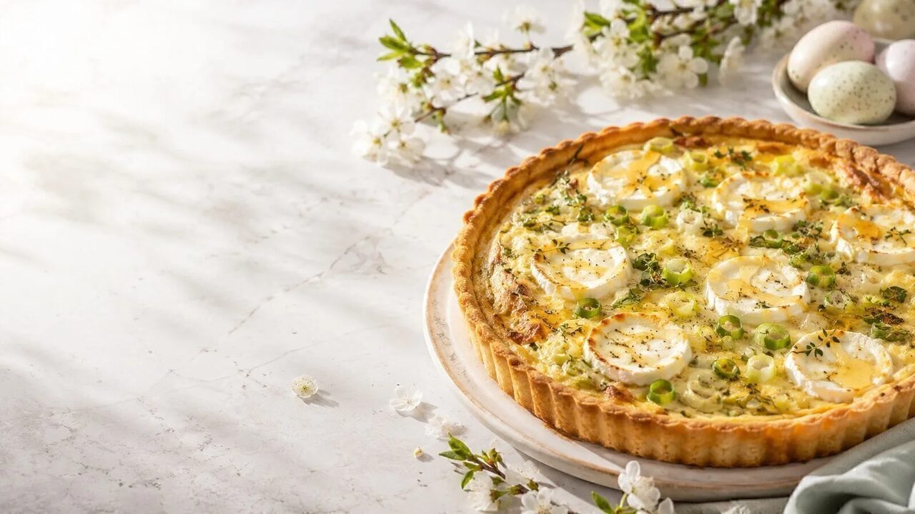Ziegenkäse-Tarte mit Frühlingszwiebeln als liebevoll angerichtetes Osternrezept für Brunch, Feiertage und Familienessen