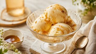 Cremiges Butter-Eis mit brauner Butter und feinen Karamellnoten in einer Eisschale