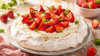 Erdbeer-Pavlova mit Mascarpone-Sahne, frischen Erdbeeren und Minze
